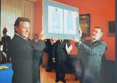26 maja 2001 roku podpisanie umowy partnerskiej pomiędzy Powiatem Mikołowskim oraz Reńskim Powiatem Neuss