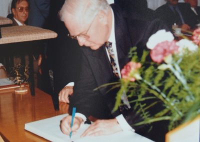 9 listopada 1994 podpisanie porozumienia ZKPPM z Powiatem Neuss podpis składa Klaus-Dieter Salomon oraz starosta Herman Josef Dusend